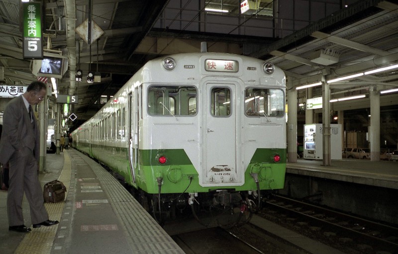 仙台駅にてキハ２８東北色