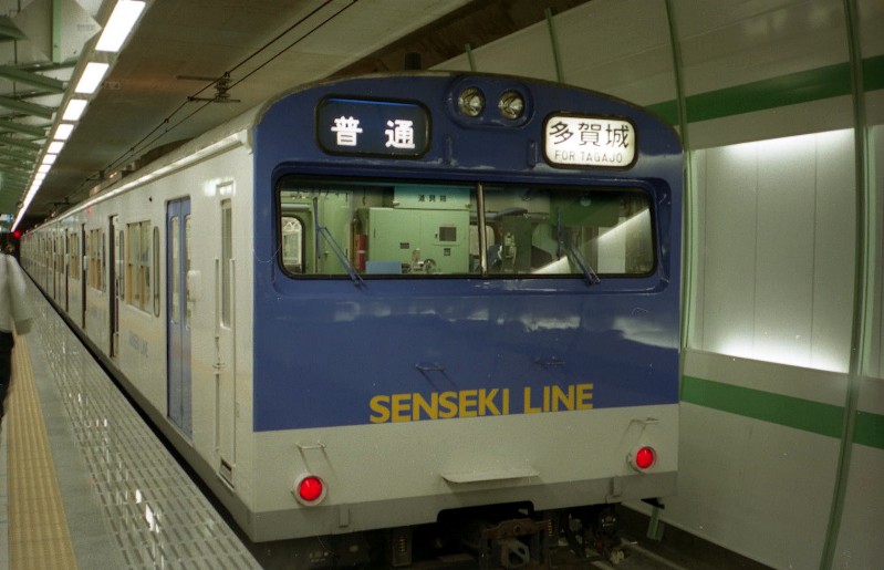 あおば通駅にて高運転台ベースの仙石線色