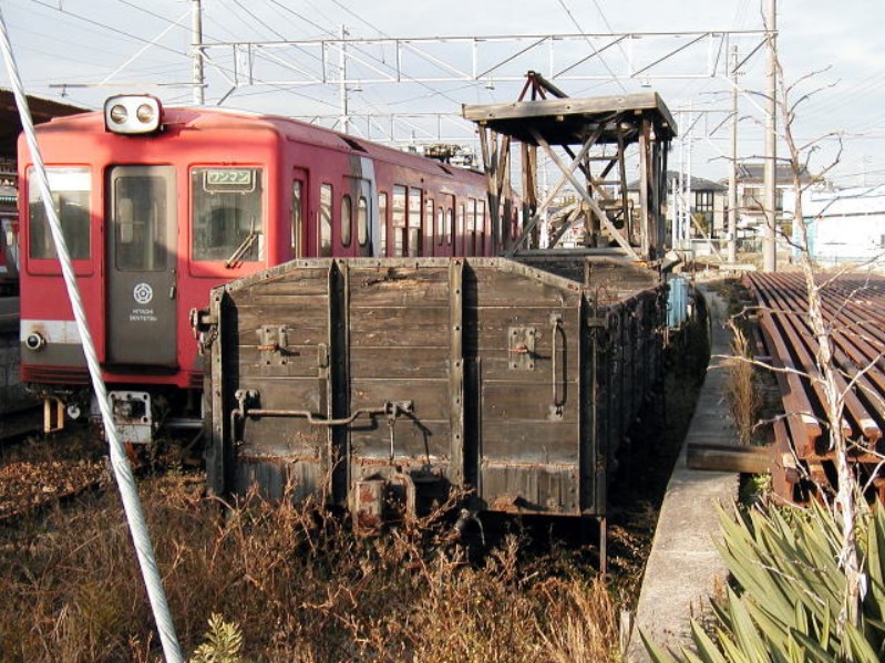 無蓋車とお手製らしい架線検査車両