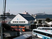 最近は旅先の駅舎撮るのも楽しみだったり。向こうに見えるは門司港だろう