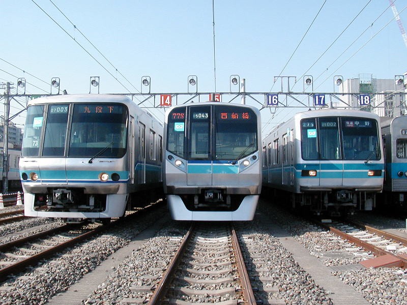 右の車両が半端に野暮ったくて好きです