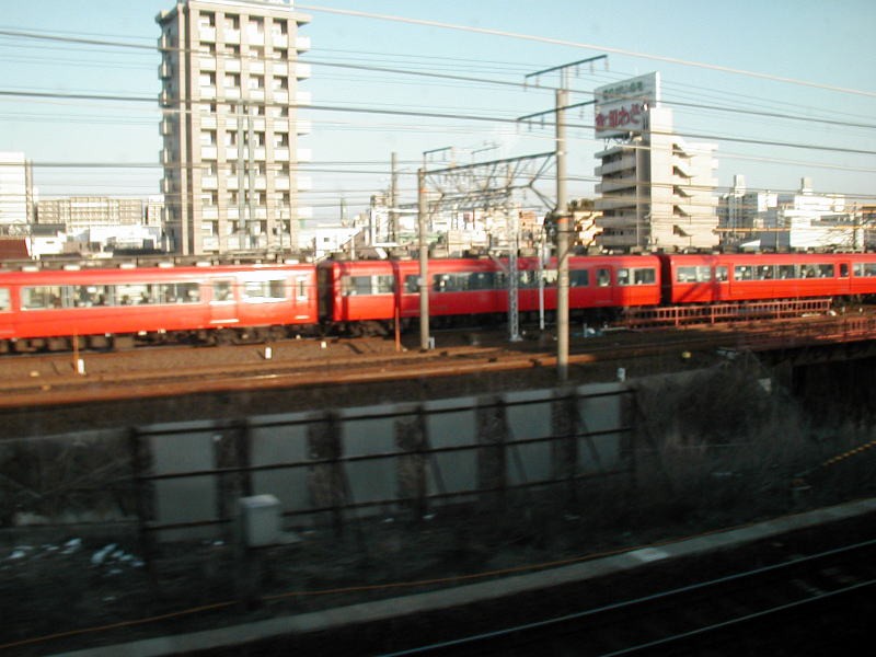 窓から名鉄パノラマカー撮ってみたが、新幹線からでは先読みで撮らんと無理よ