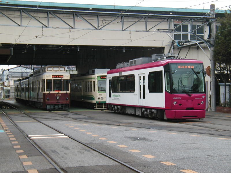 荒川車庫にて




デジカメの鬼門蛍光色な最新鋭の８８００系と




イベント用９０００系