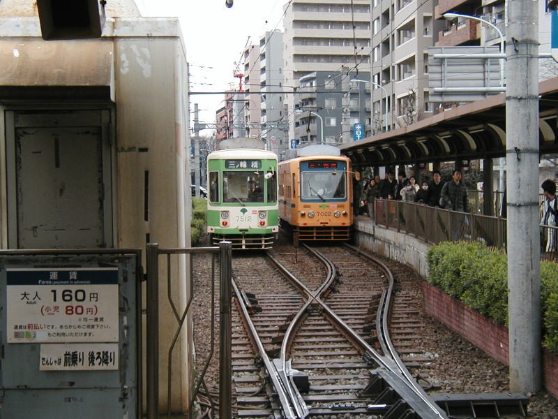 旧都電色の7000系と