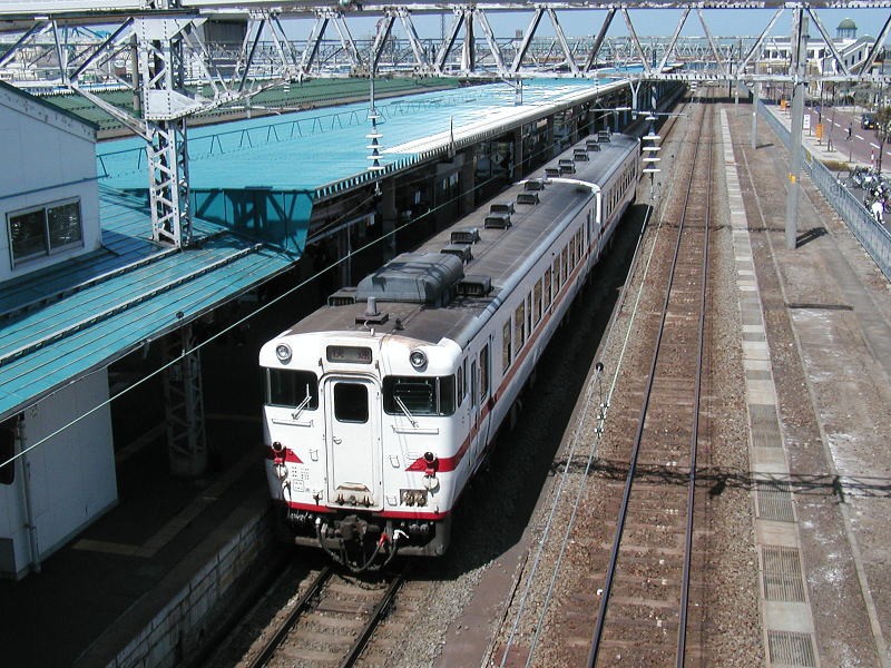 青森駅にてキハ４０系寒冷地仕様快速下北　撮影日０５/０５/０４