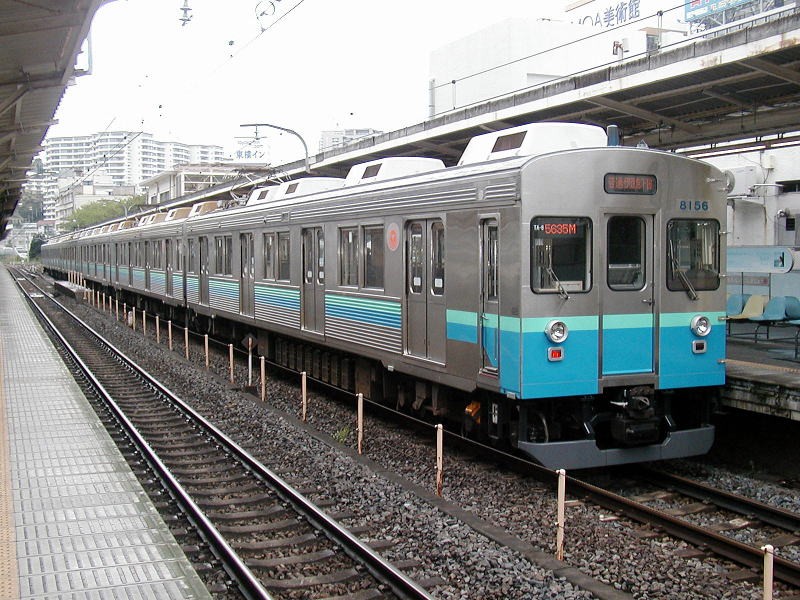 熱海駅にて伊豆急８０００系　撮影日０８／０５／０２