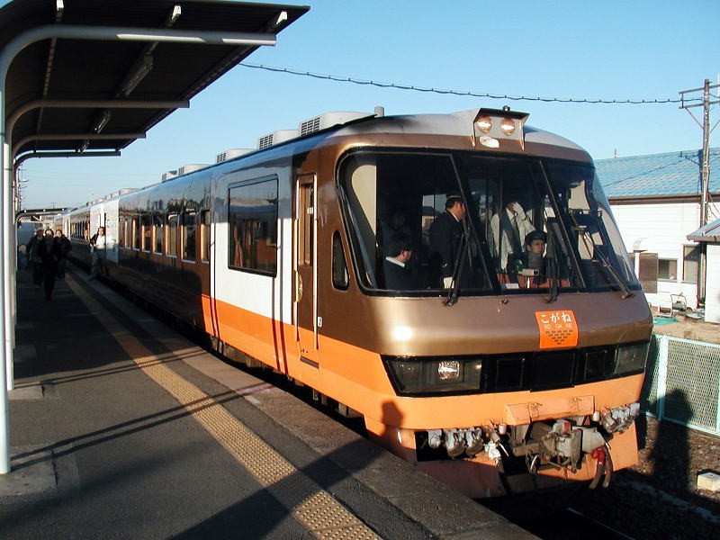 上菅谷駅にてジョイフルトレインこがね　撮影日０９／１／２５