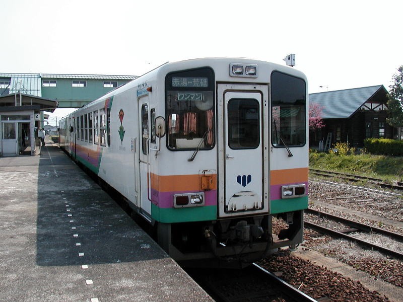 赤湯駅にて山形鉄道ＹＲ－８８０スウィングガールズ色　撮影日０９／０５／０１