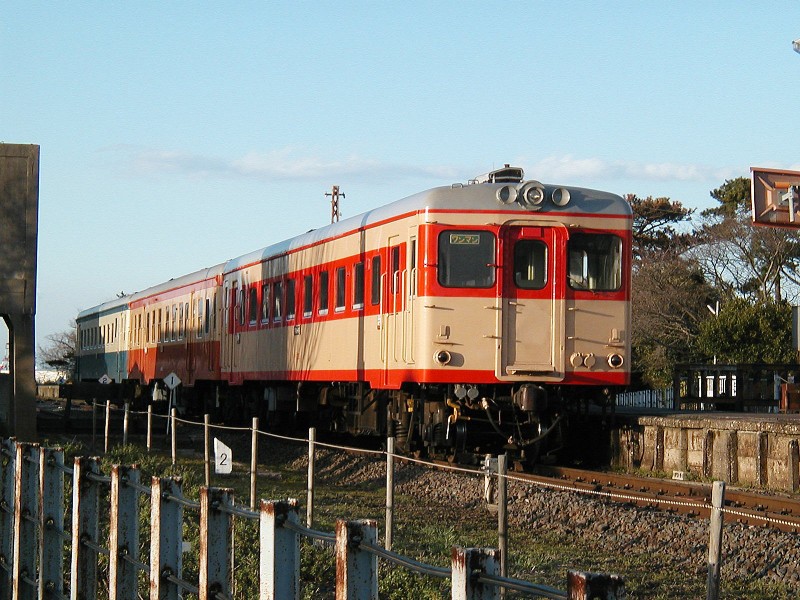 ひたちなか海浜鉄道阿字ヶ浦駅にて旧型気動車三連のメイドトレイン　撮影日１０／０３／２１