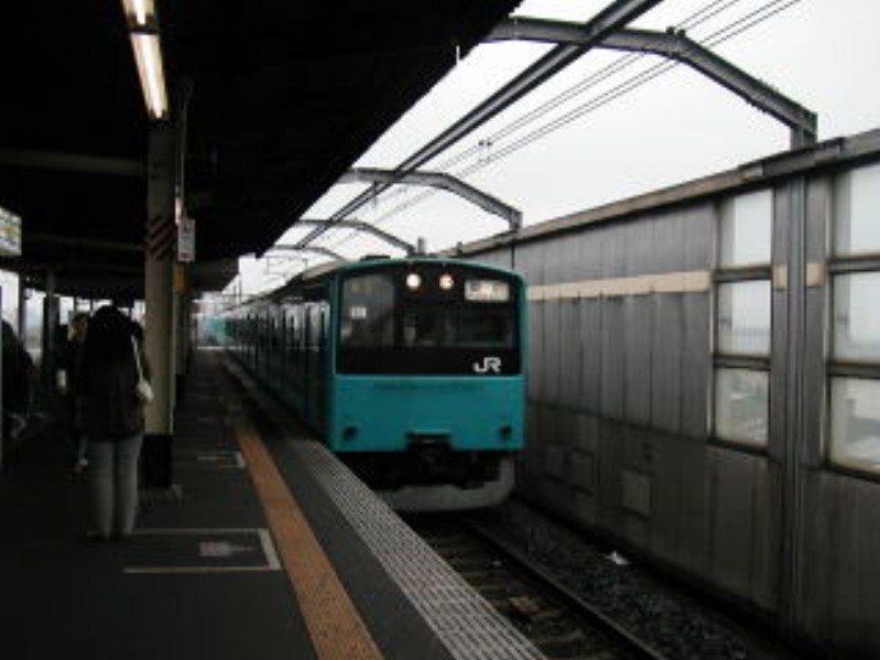 新木場駅にて１０３系撮ろうと３０分くらい粘ってましたが…　撮影日０４/０９/２６