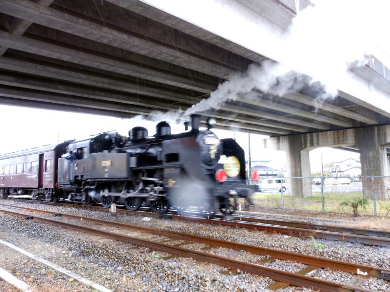 上菅谷駅下り踏切前にて水郡線奥久慈清流ライン号　雨粒にピントが入るはレンズに水滴付くはで　撮影日１２／１２／０１