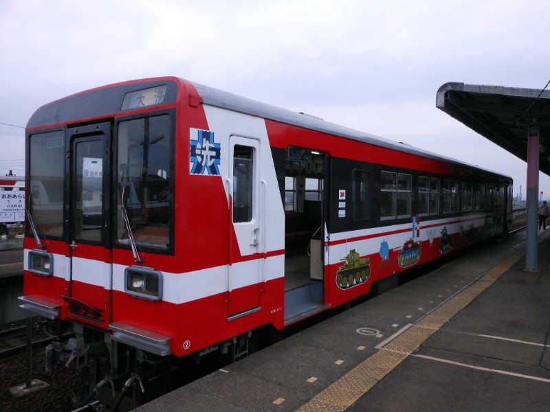 大洗鹿島線大洗駅にてガールズアンドパンツァーラッピング列車（鹿島神宮側）　撮影日１２／１２／１７